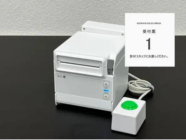 ボタン式整理券発券機で順番整理券